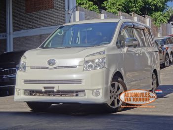 TOYOTA NEW VOXY AÑO 2010