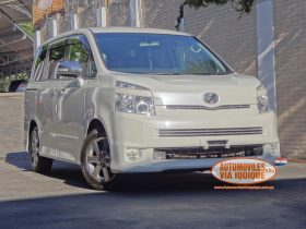 TOYOTA NEW VOXY AÑO 2010
