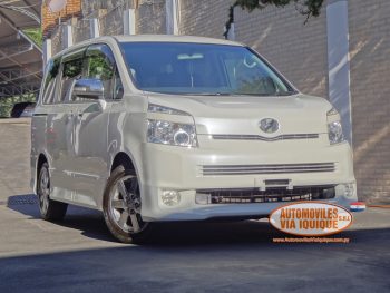 TOYOTA NEW VOXY AÑO 2010