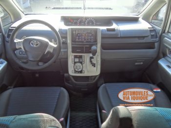 TOYOTA NEW VOXY AÑO 2010