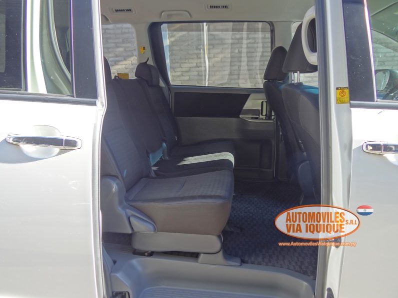 
								TOYOTA NEW VOXY AÑO 2010 full									