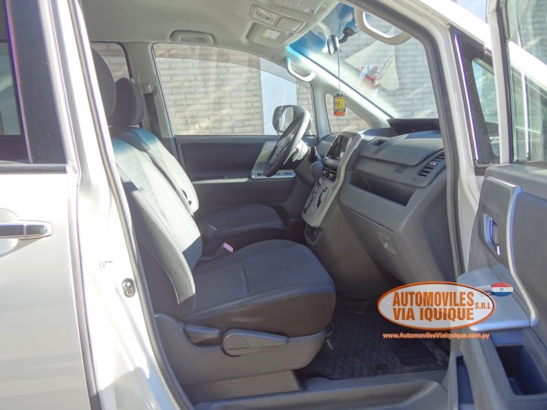 
								TOYOTA NEW VOXY AÑO 2010 full									