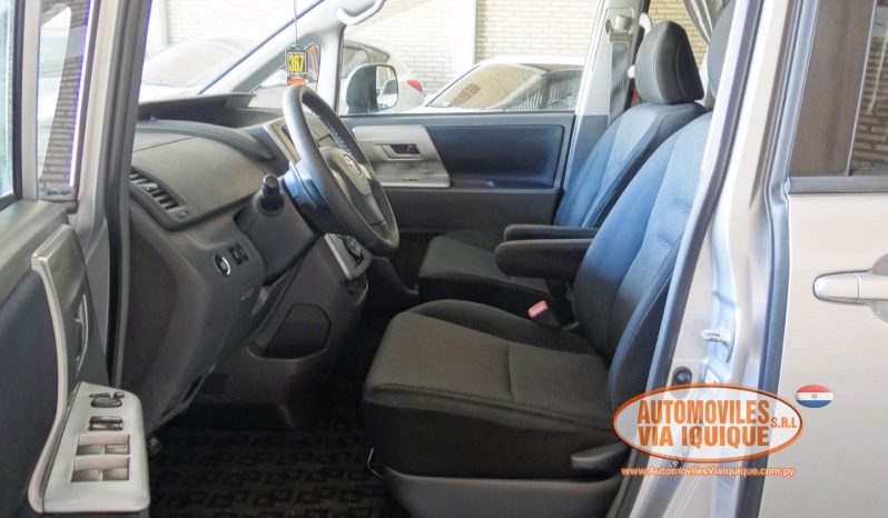 
								TOYOTA NOAH AÑO 2008 full									