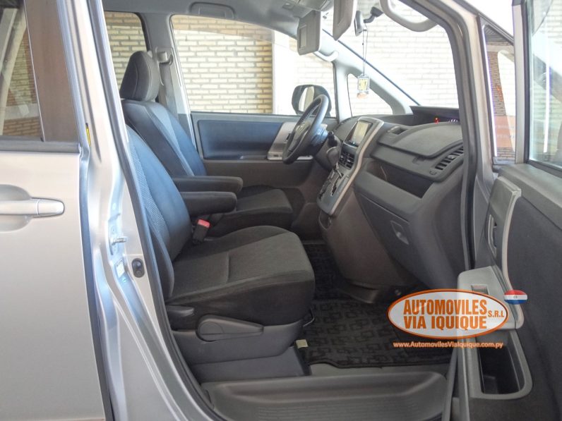 
								TOYOTA NOAH AÑO 2008 full									
