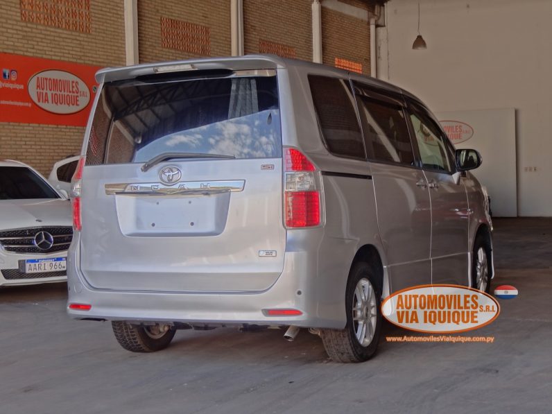 
								TOYOTA NOAH AÑO 2008 full									