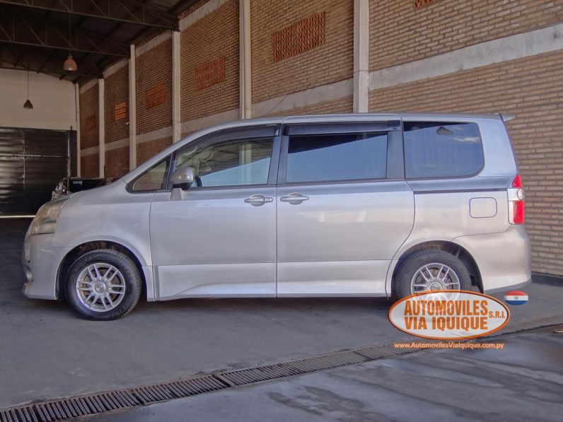
								TOYOTA NOAH AÑO 2008 full									