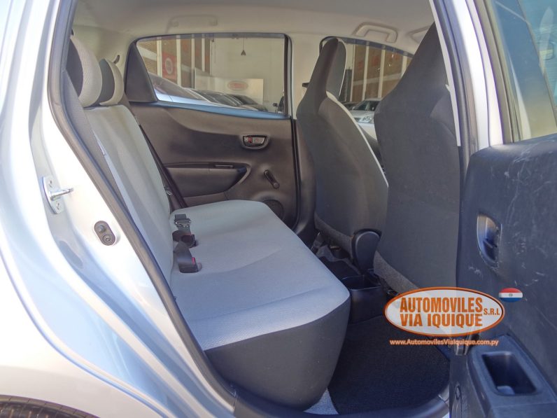 
								TOYOTA NEW VITZ AÑO 2012 full									
