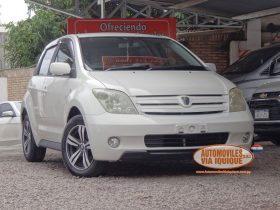 TOYOTA IST AÑO 2004