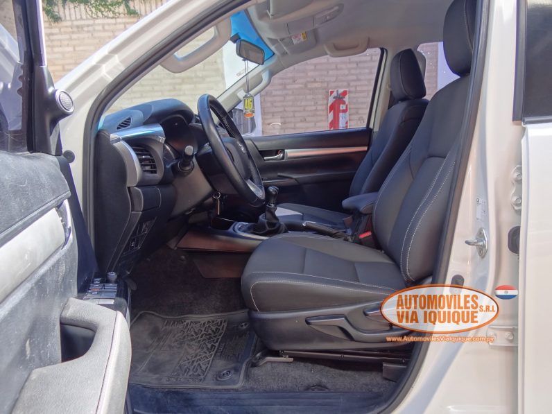 
								TOYOTA HILUX SRV AÑO 2022 full									