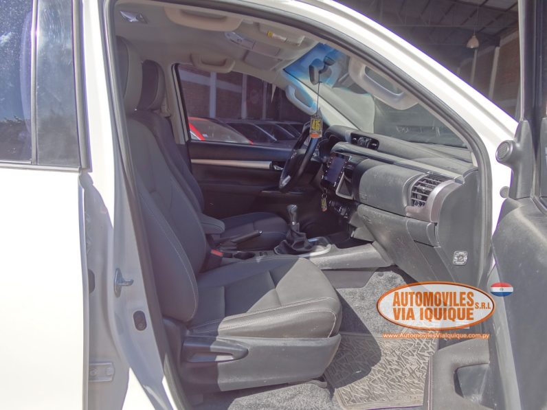 
								TOYOTA HILUX SRV AÑO 2022 full									