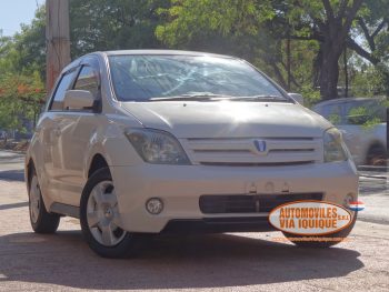 TOYOTA IST AÑO 2004
