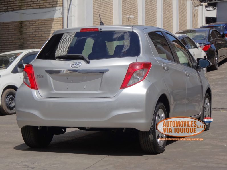
								TOYOTA VITZ AÑO 2013 full									