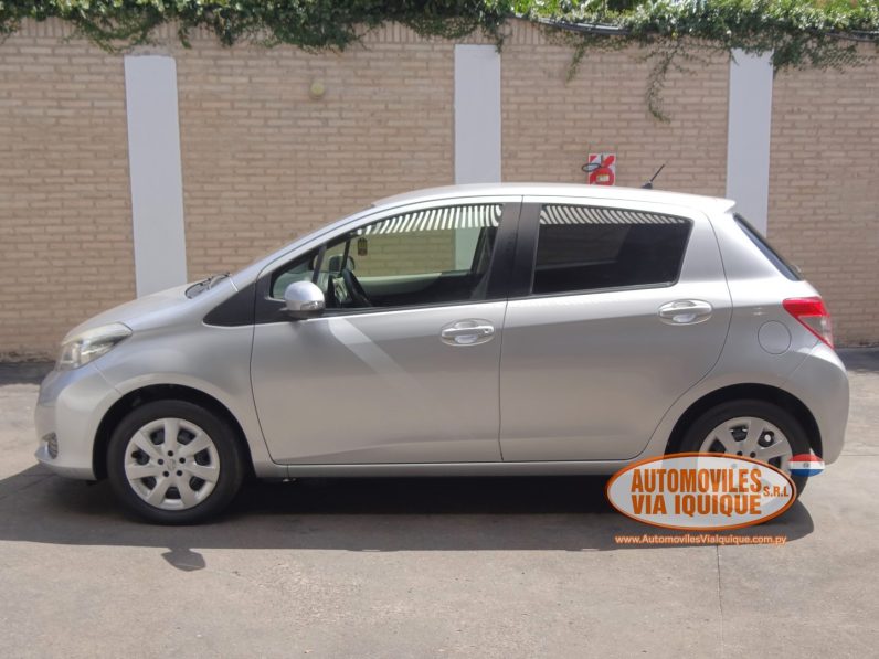 
								TOYOTA VITZ AÑO 2013 full									