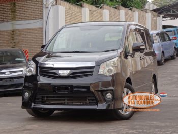 TOYOTA NOAH AÑO 2010