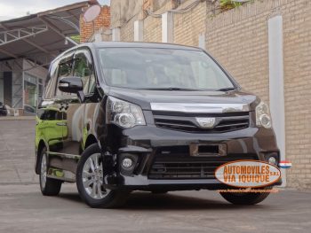 TOYOTA NOAH AÑO 2010
