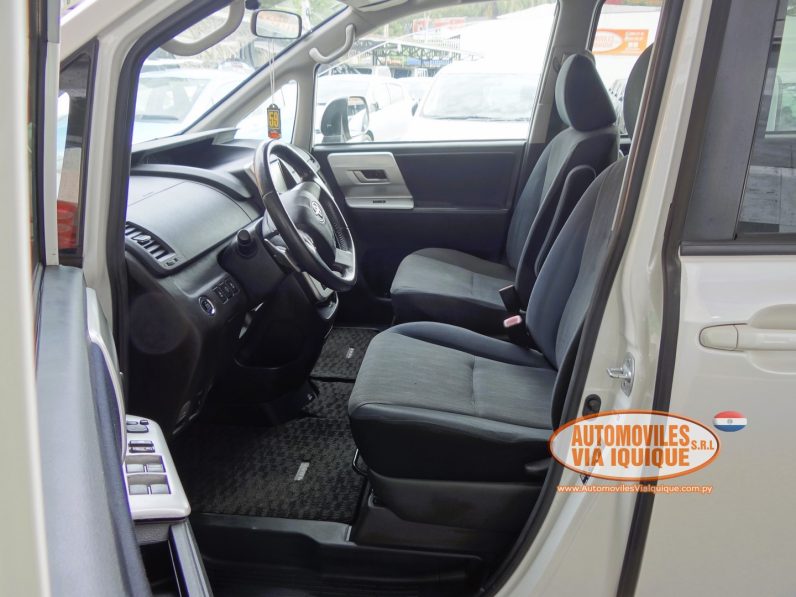 
								TOYOTA NOAH AÑO 2010 full									