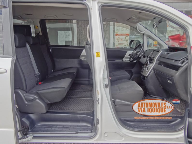 
								TOYOTA NOAH AÑO 2010 full									