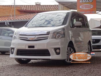 TOYOTA NOAH AÑO 2010