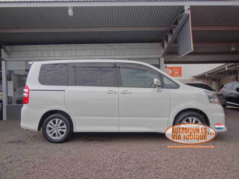 
								TOYOTA NOAH AÑO 2010 full									