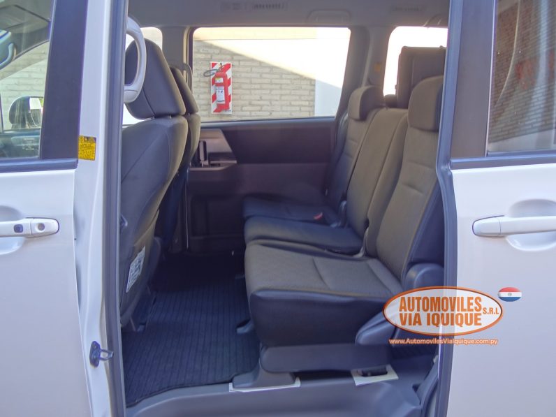 
								TOYOTA NOAH AÑO 2007 full									