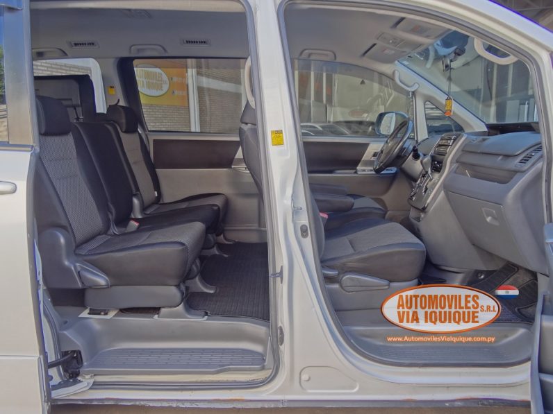 
								TOYOTA NOAH AÑO 2007 full									
