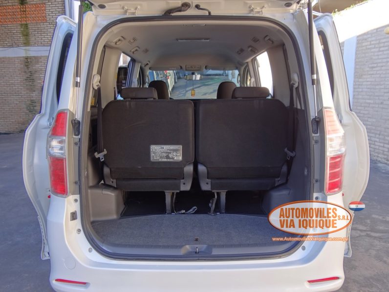 
								TOYOTA NOAH AÑO 2007 full									