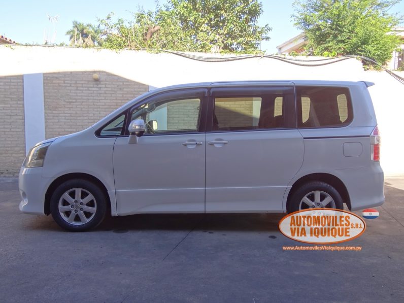 
								TOYOTA NOAH AÑO 2007 full									