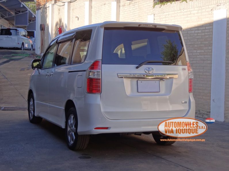 
								TOYOTA NOAH AÑO 2007 full									