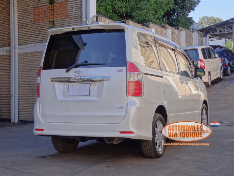 
								TOYOTA NOAH AÑO 2007 full									