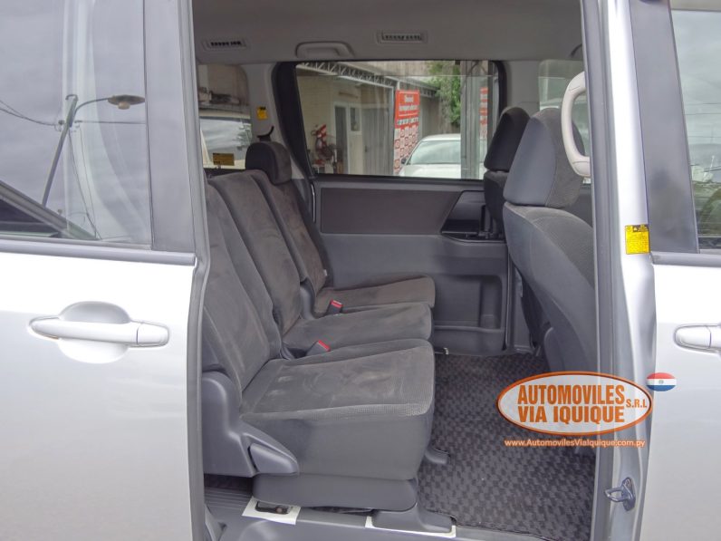 
								TOYOTA VOXY AÑO 2008 full									