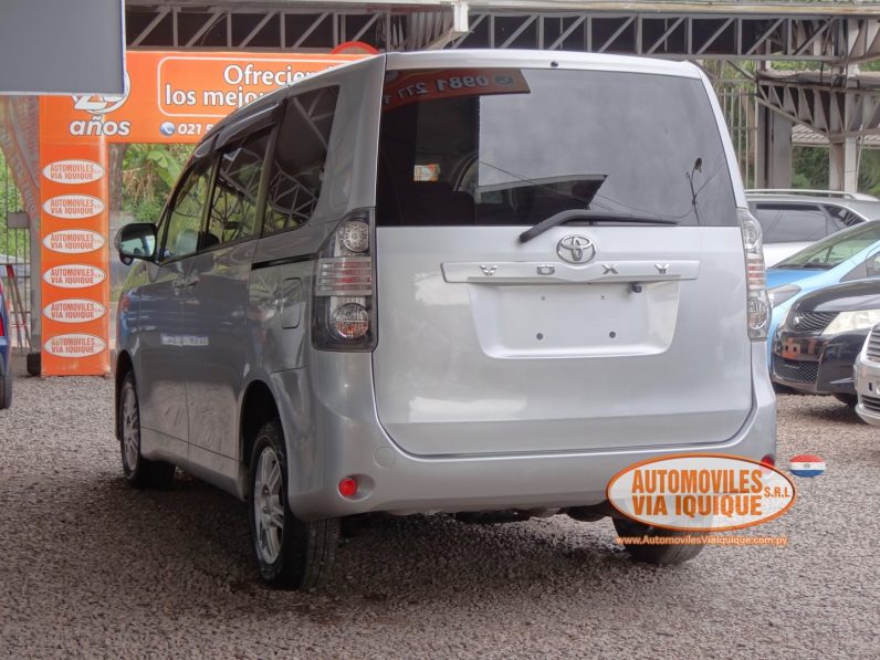 
								TOYOTA VOXY AÑO 2008 full									