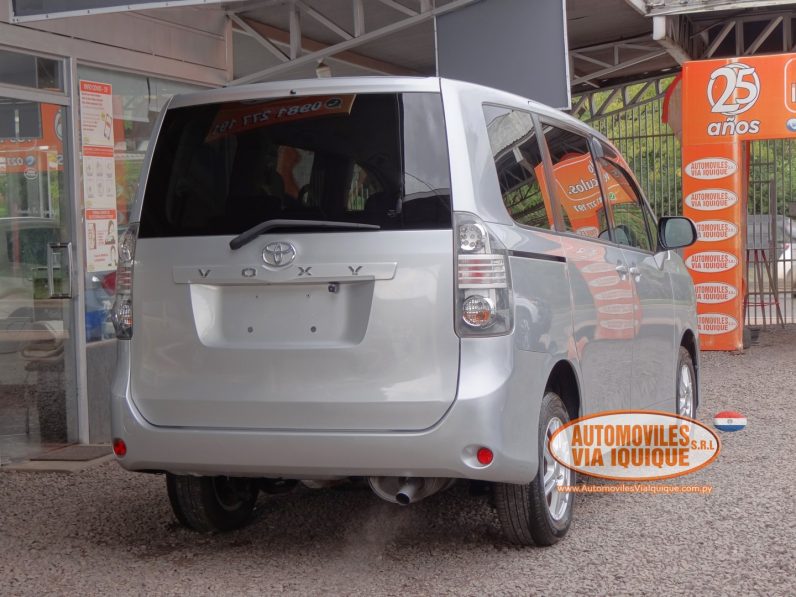 
								TOYOTA VOXY AÑO 2008 full									