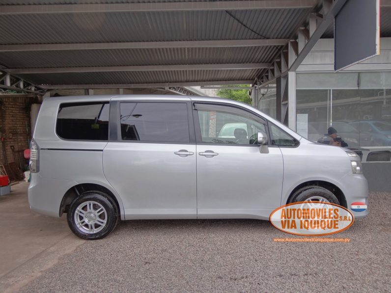 
								TOYOTA VOXY AÑO 2008 full									