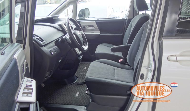 
								TOYOTA VOXY AÑO 2010 full									
