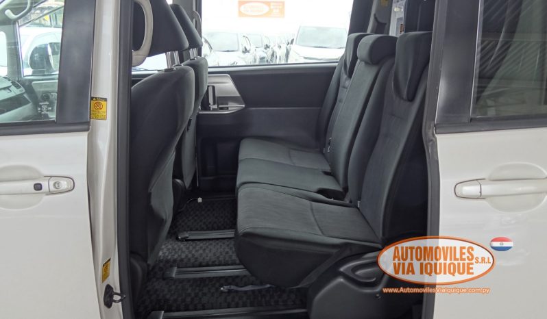 
								TOYOTA VOXY AÑO 2010 full									