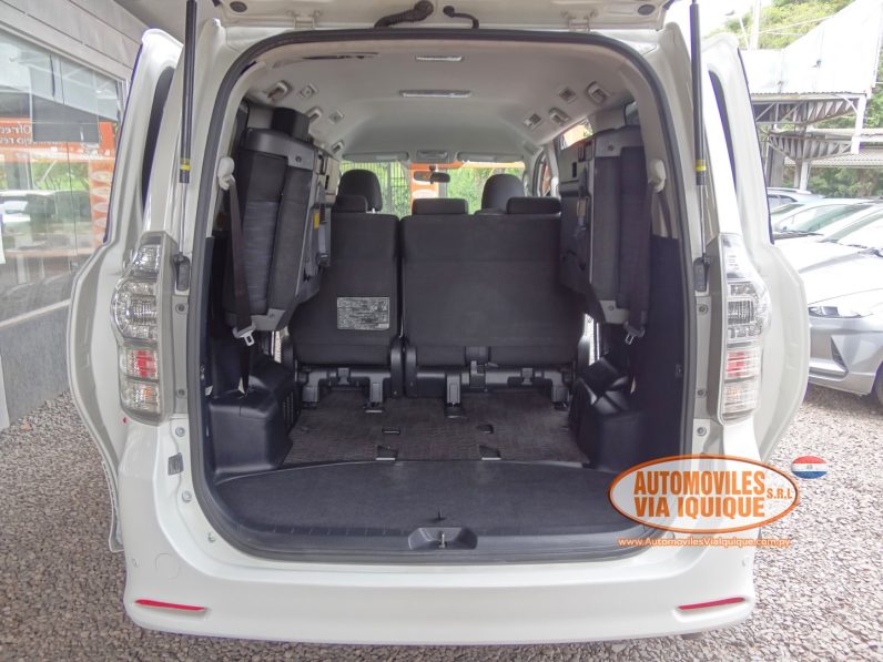 
								TOYOTA VOXY AÑO 2010 full									