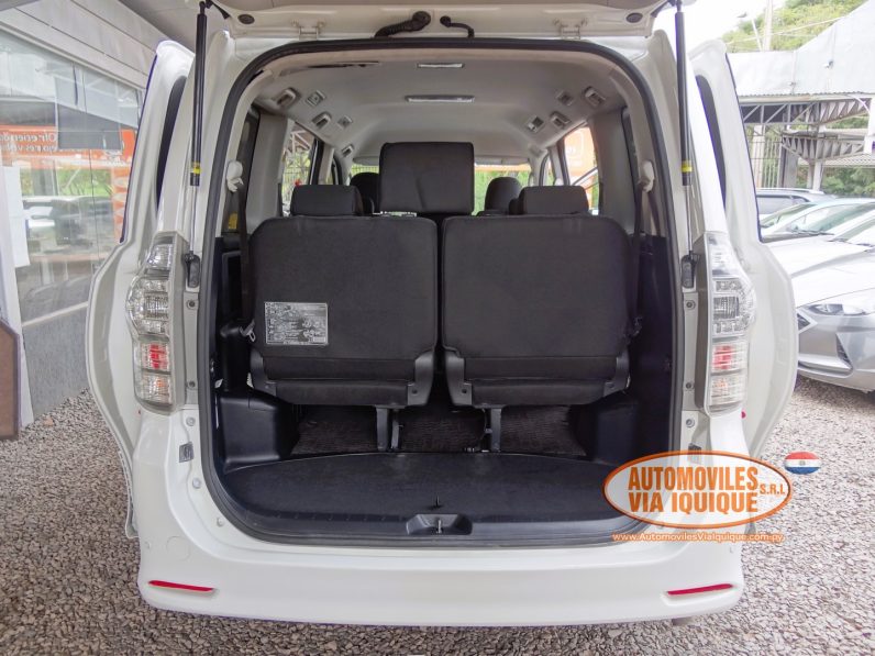 
								TOYOTA VOXY AÑO 2010 full									