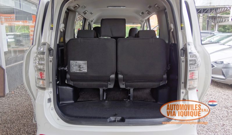 
								TOYOTA VOXY AÑO 2010 full									