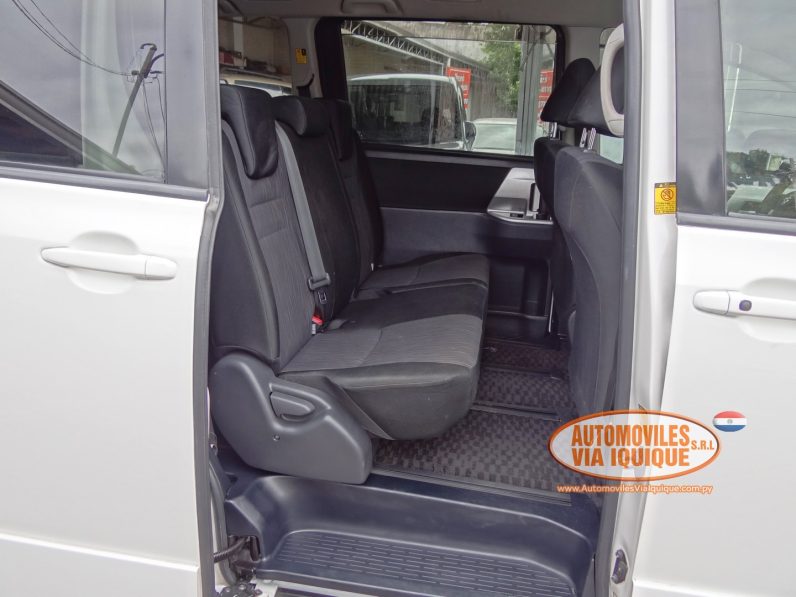 
								TOYOTA VOXY AÑO 2010 full									