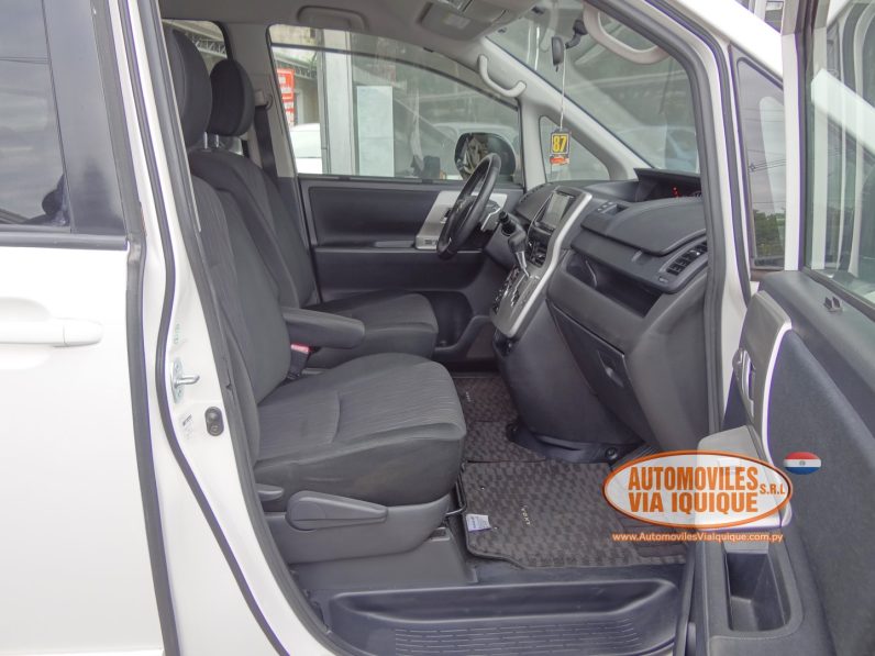 
								TOYOTA VOXY AÑO 2010 full									