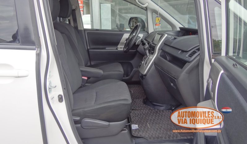 
								TOYOTA VOXY AÑO 2010 full									