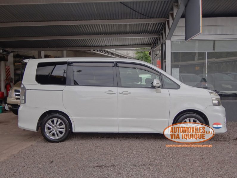 
								TOYOTA VOXY AÑO 2010 full									