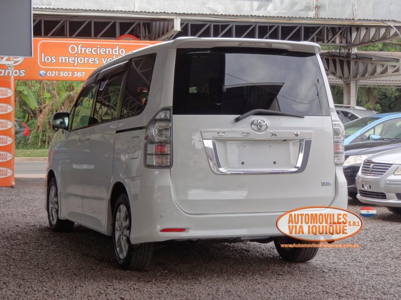 
								TOYOTA VOXY AÑO 2010 full									
