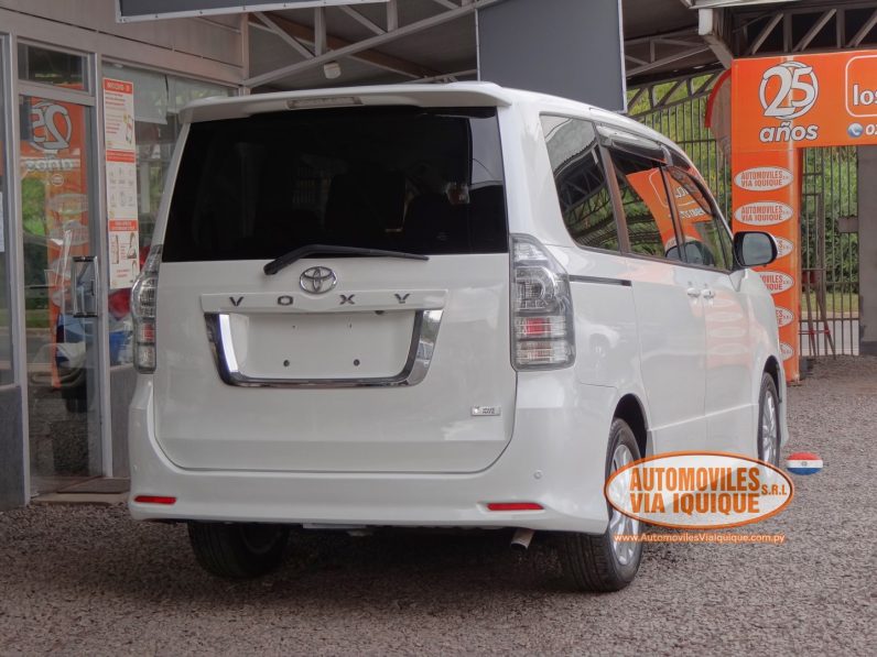 
								TOYOTA VOXY AÑO 2010 full									
