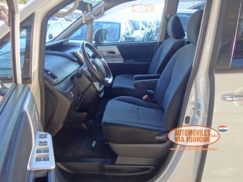 TOYOTA VOXY AÑO 2010