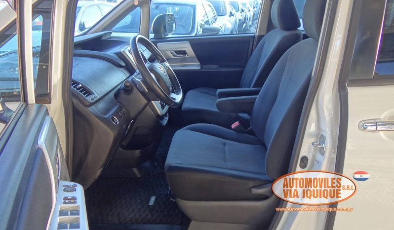 
								TOYOTA VOXY AÑO 2010 full									