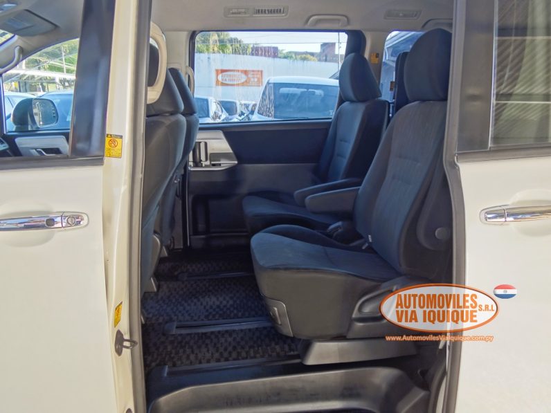 
								TOYOTA VOXY AÑO 2010 full									