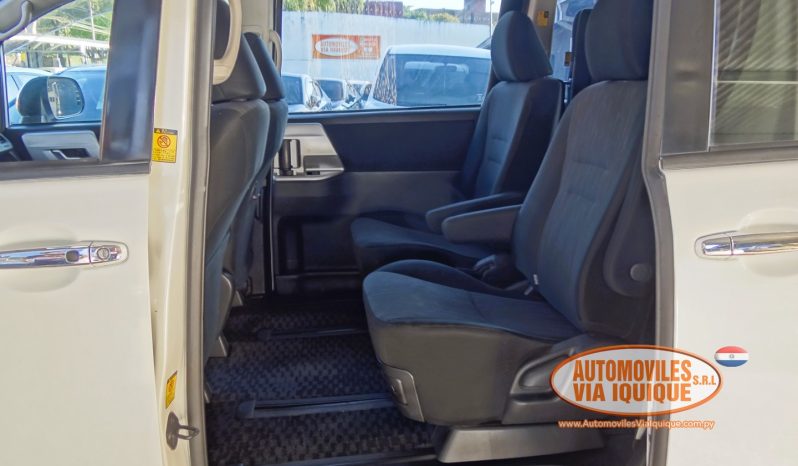 
								TOYOTA VOXY AÑO 2010 full									
