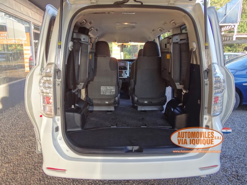 
								TOYOTA VOXY AÑO 2010 full									