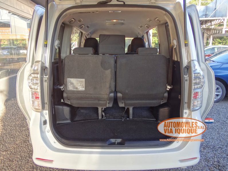 
								TOYOTA VOXY AÑO 2010 full									